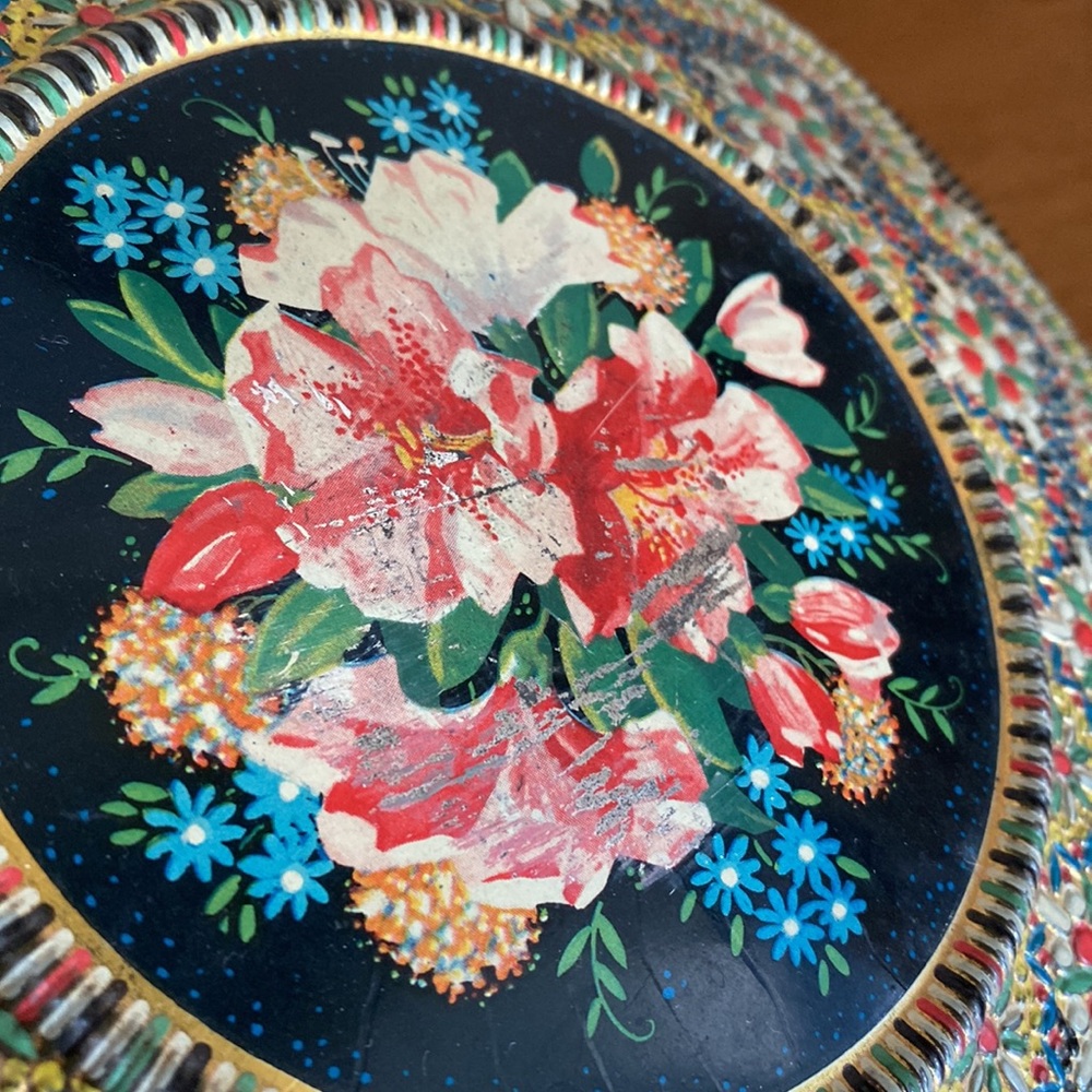 1960s Dutch Floral Mosaic Embossed & Painted Round Tin - Picture 4 of 8